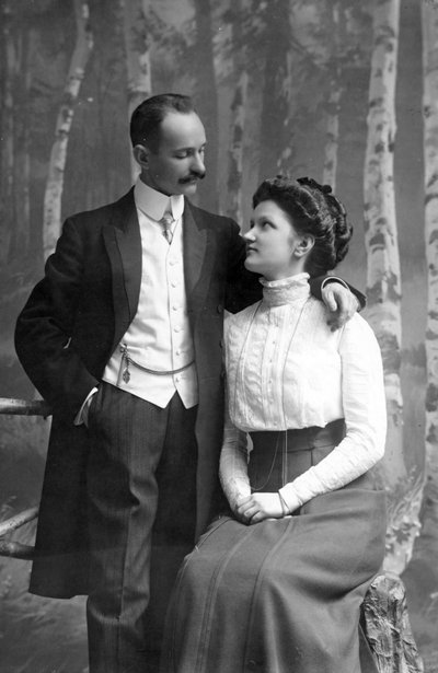 Pavel Zhukov mit seiner Frau Anna, Ende des 19. Jahrhunderts von Russian Photographer